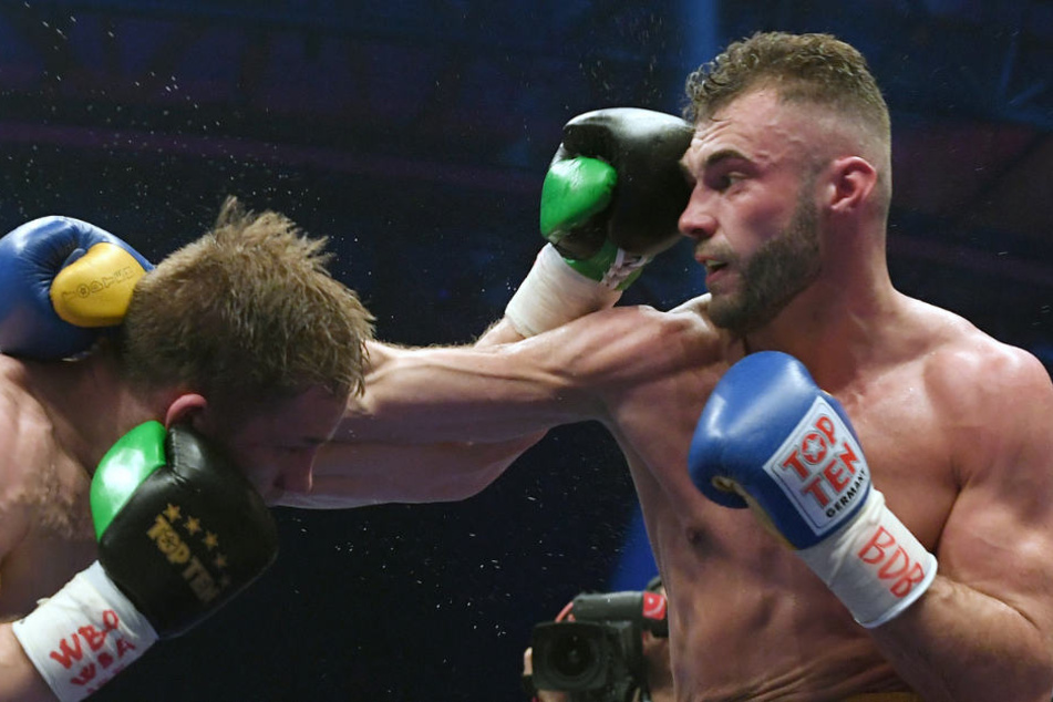 Dominic Bösel (r., hier gegen Sami Embom) wird am Mittwoch an der Achillessehne operiert und musste seinen Boxkampf gegen Enrico Kölling absagen.