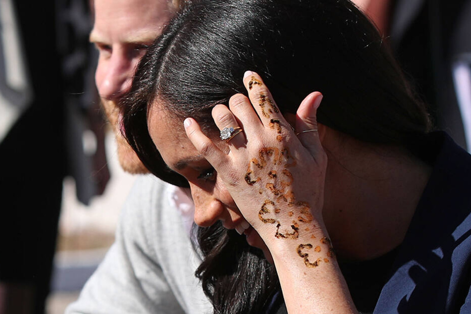 Herzogin Meghan ließ sich die Hand mit einem Henna-Design verzieren.