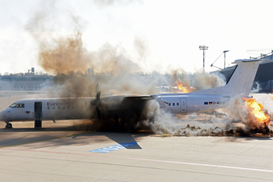 Das passiert, wenn ein Hubschrauber auf ein Flugzeug stürzt.