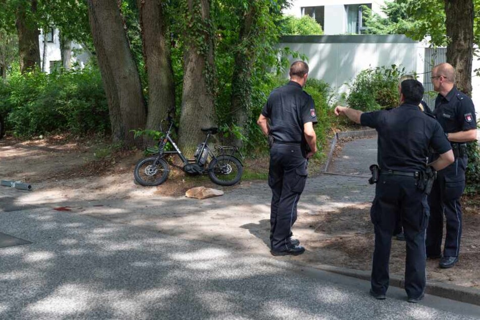 Polizisten untersuchen die Unfallstelle.