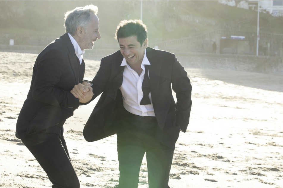 Arthur (l., Fabrice Luchini) und Cesar (Patrick Bruel) gehen seit ihrer Schulzeit durch dick und dünn.