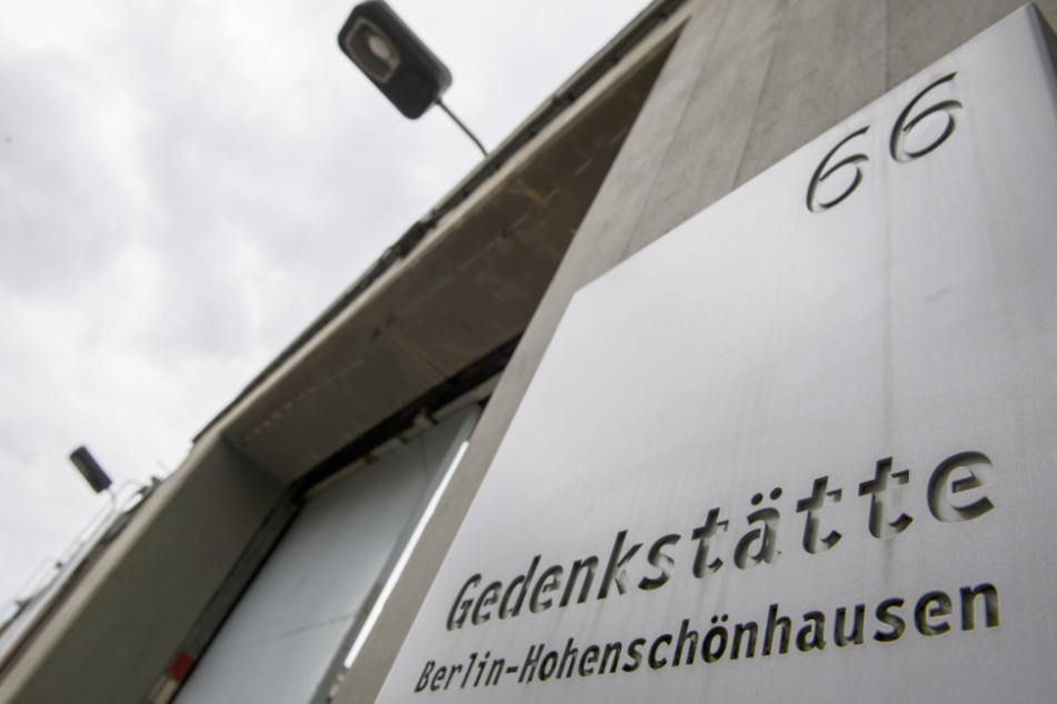 Das Schild mit der Aufschrift "Gedenkstätte Berlin-Hohenschönhausen".