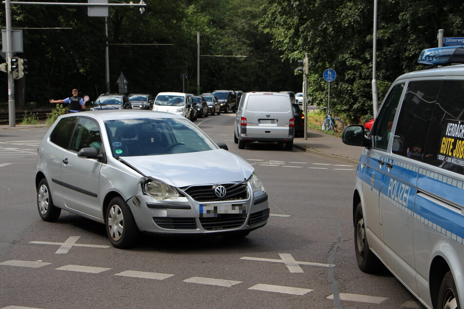 Zuvor war der Mann laut Polizei "wahrscheinlich" bei Rot über die Ampel gefahren, weshalb es zu dem Unfall kam.
