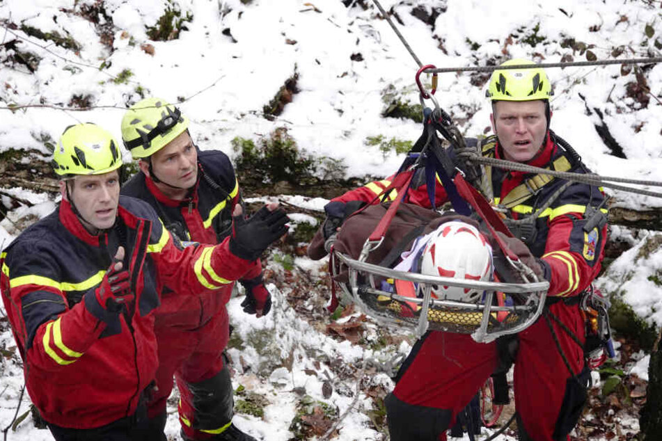 Einsatzkräfte der Feuerwehr bergen einen Verletzten im Chemnitzer Zeisigwald. Zum Glück handelt es sich herbei nur um eine Übung.