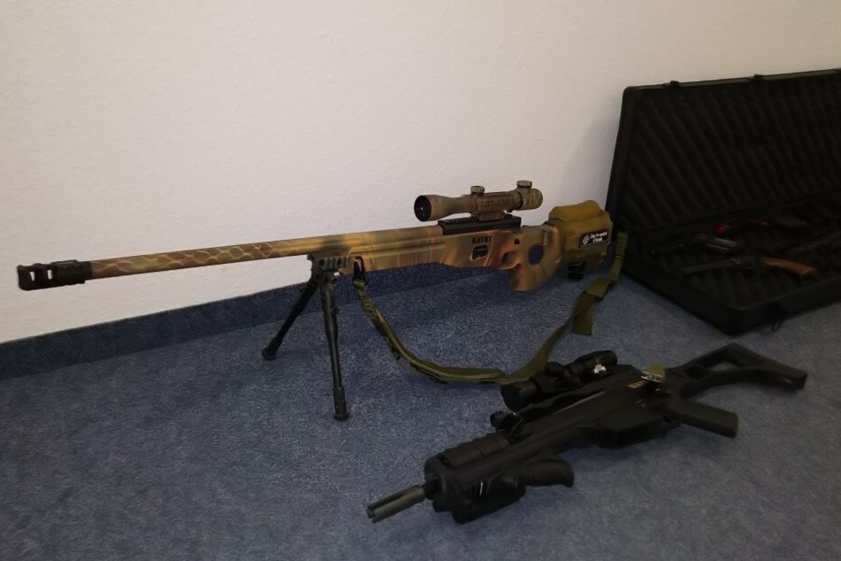 Diese Softair-Waffen wurden bei dem Mann gefunden.