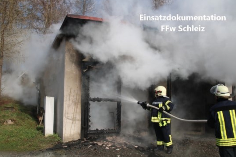 Kameraden der Feuerwehr Schleiz löschen den Garagenbrand.