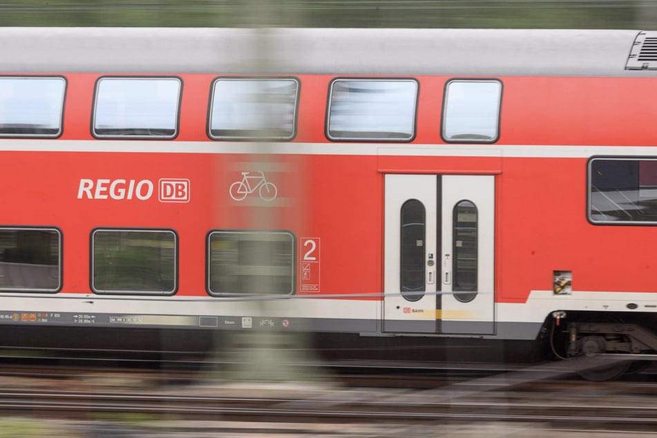 Die Regionalbahn kam nicht mehr rechtzeitig zum Stehen und erfasste den 44-Jährigen. (Symbolfoto)