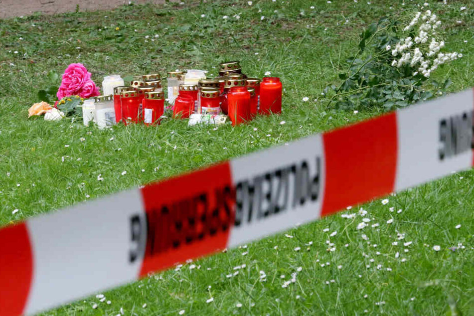 Angehörige hinterließen Blumen und Kerzen am Tatort in Viersen.