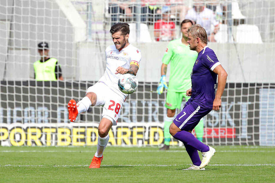 Union-Kapitän Trimmel am Ball. Aues Jan Hochscheidt schaut zu.