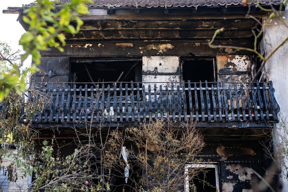 Wohnhaus-Brand im Odenwald: Zwei Menschen in Klinik, mehrere Zehntausend Euro Schaden