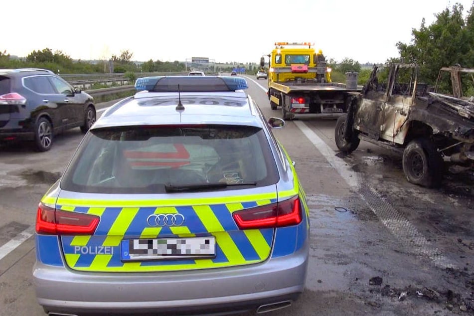 Der Geländewagen (r.) brannte vollständig aus.