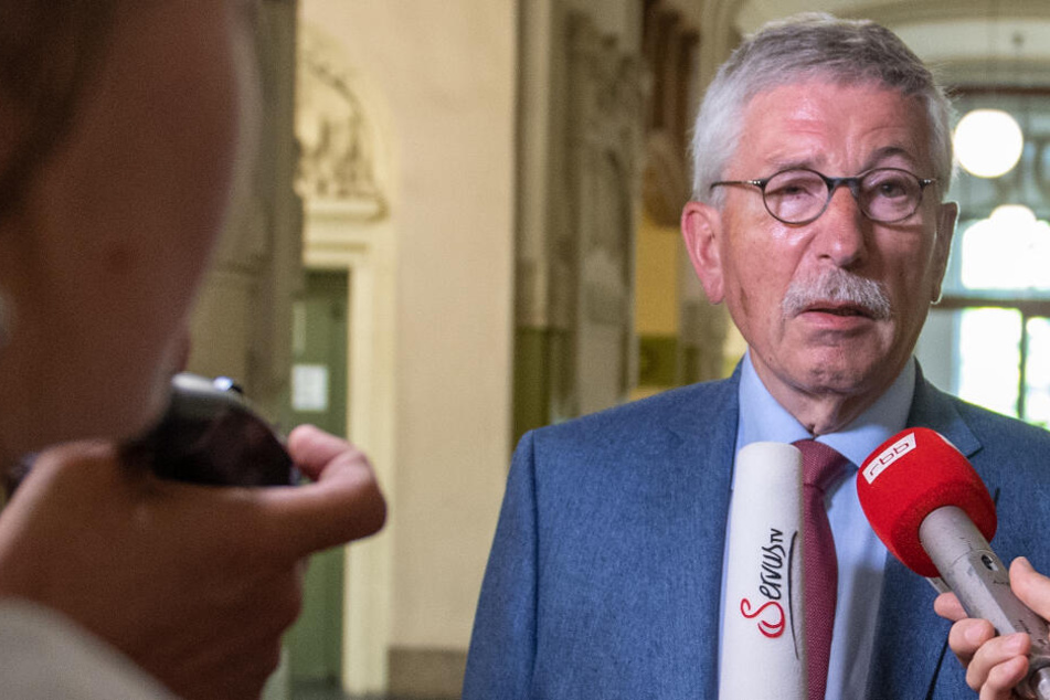 Thilo Sarrazin spricht vor der Sitzung der SPD-Schiedskommission mit Journalisten. (Archivbild)