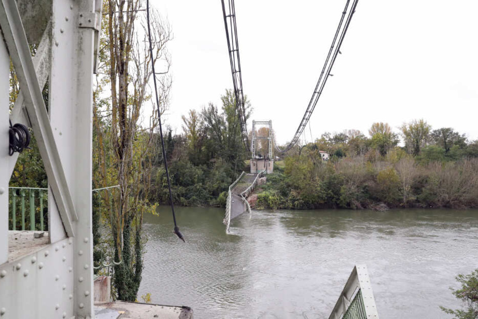Überreste der Hängebrücke, die die Orte Mirepoix-sur-Tarn und Bessieres verband, liegen im Fluss Tarn, nachdem sie eingestürzt ist.