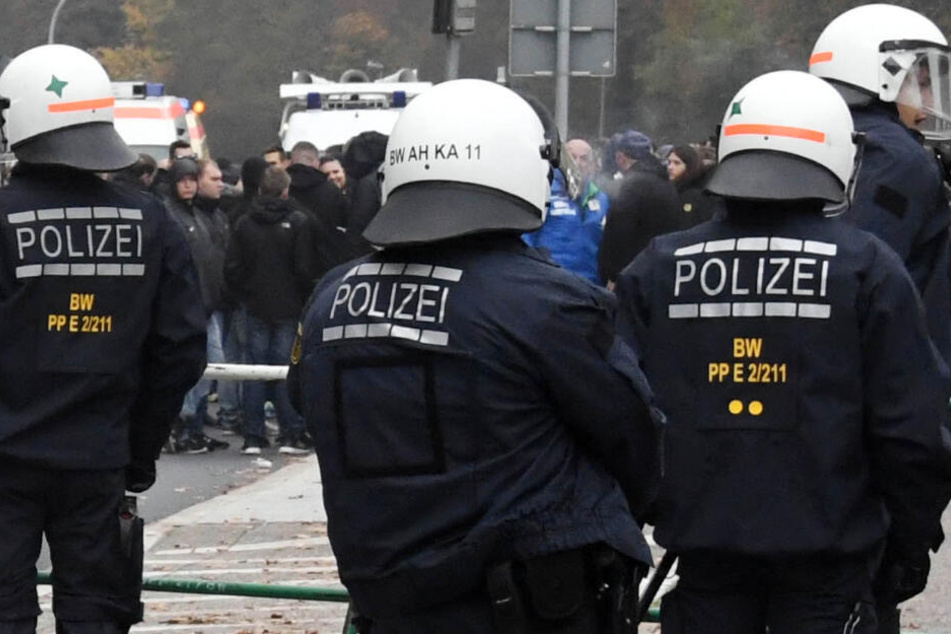 Die Polizei muss im Fußball häufiger verfeindete Fanlager trennen. (Symbolbild)