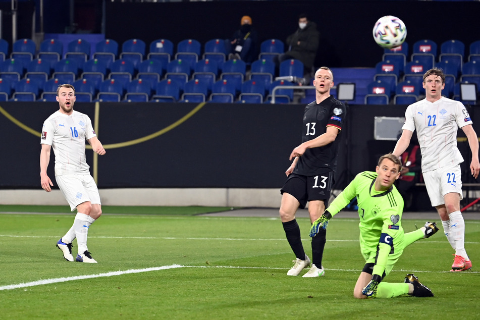 Das war knapp! Islands Runar Sigurjonsson (l.) zieht nach Vorlage von Jon Dadi Bödvarsson (r.) ab, der sich zu einfach gegen Lukas Klostermann (3.v.r.) durchsetzen konnte. Antonio Rüdiger (nicht im Bild) fälschte noch entscheidend ab, sodass der Ball neben den Kasten von Manuel Neuer (2.v.r.) flog.