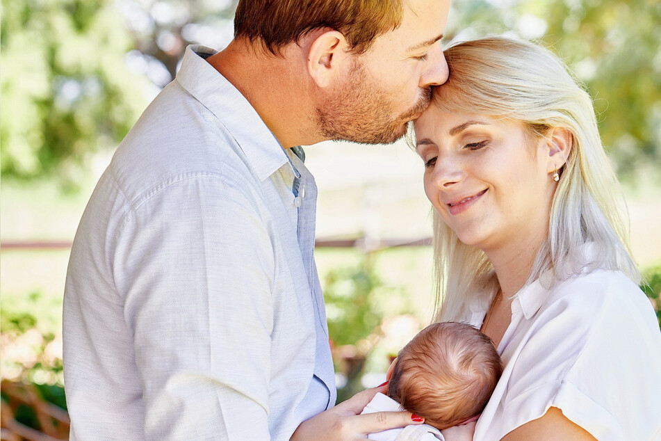 Das Glück dieser kleinen Familie wird vom Coronavirus getrübt.