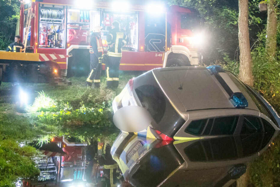 Der Streifenwagen war im Schlamm in den Weiher gerutscht.