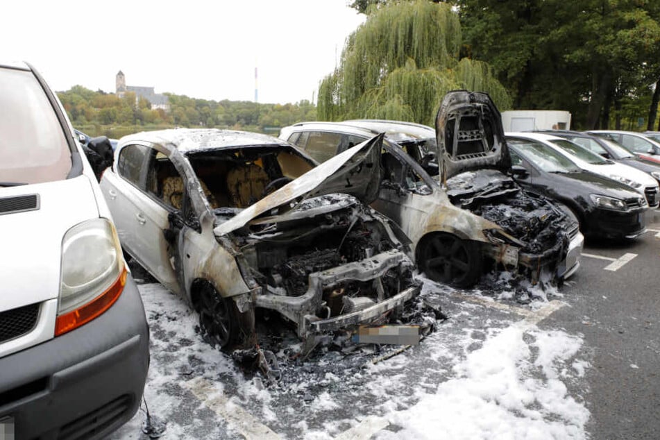 Bei beiden Autos ging der Brand vom linken Vorderreifen aus. Die Polizei geht von Brandstiftung aus und sucht nach Zeugen.