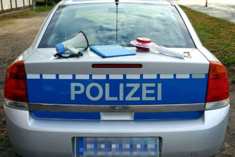 Ein Opel Vectra in Polizei-Ausführung steht auf einem Weg.