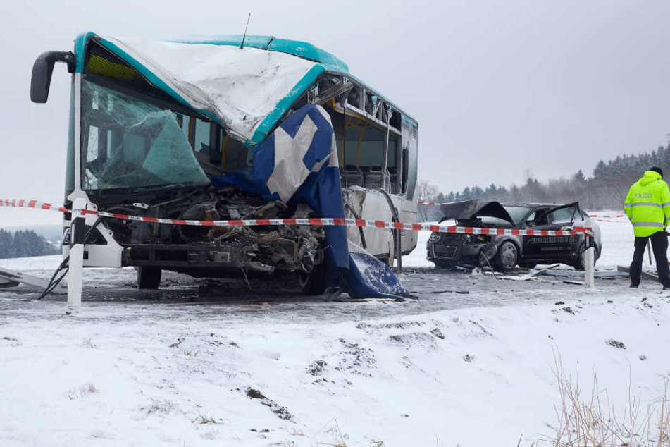 Die Nase des Busses wurde völlig zerdrückt.