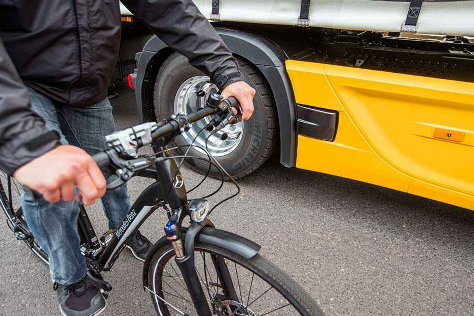 Ein Radfahrer hatte eine Paketzustellerin angegriffen und verletzt (Symbolbild).
