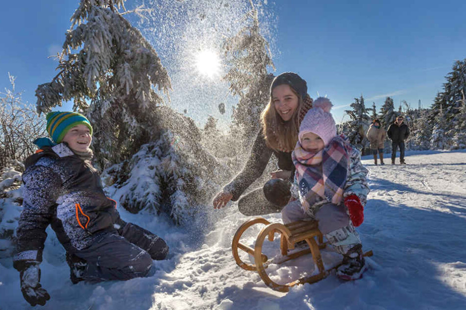 Spaß im Schnee: Auf dem Fichtelberg ging das auch am Freitag schon.