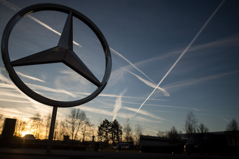 Der Mercedes-Stern im Sonnenuntergang.
