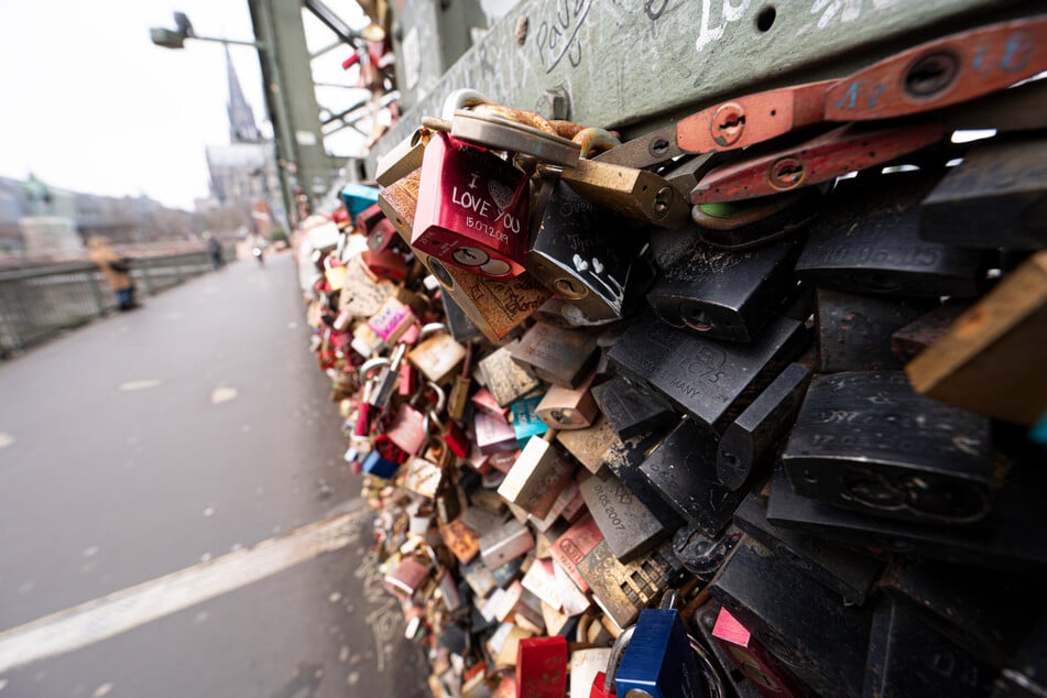 Verliebte Paare verewigen sich am Gitter der Hohenzollernbrücke in Köln schon seit vielen Jahren mit Liebesschlössern.