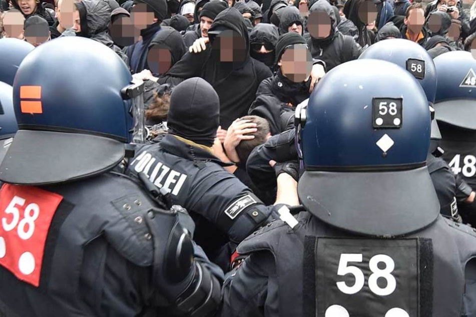Die Polizei trennte die Hooligan-Gruppen (Symbolbild).