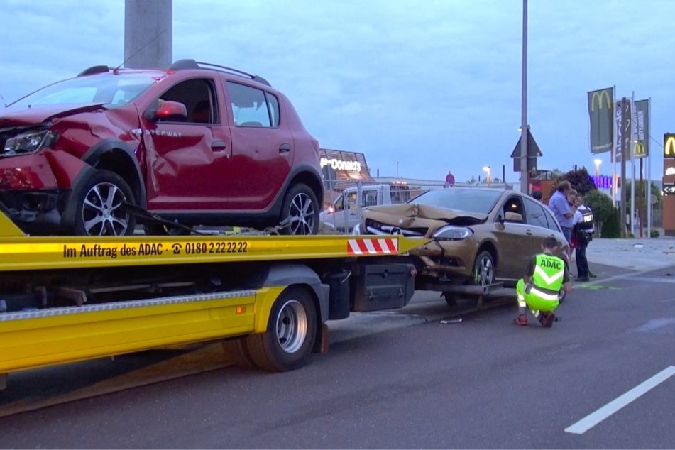Der Dacia und der Mercedes mussten nach dem Zusammenstoß abgeschleppt werden.