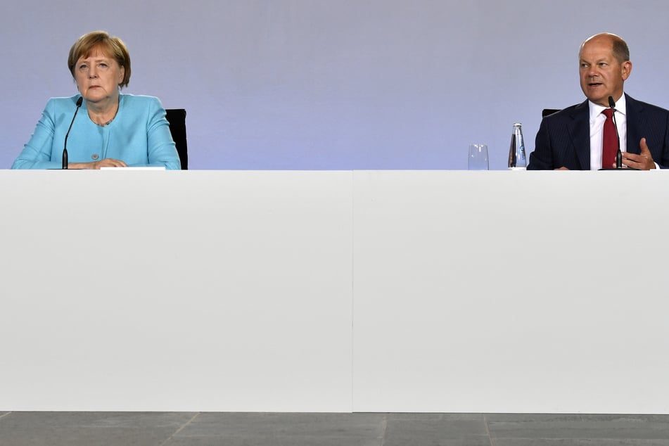 Bundeskanzlerin Angela Merkel (65, CDU) und Bundesfinanzminister Olaf Scholz (62, SPD) sitzen bei einer Pressekonferenz im Bundeskanzleramt.