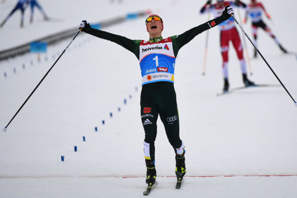 Eric Frenzel gewann in Seefeld seine WM-Goldmedaillen sechs und sieben. Gewinnt er dieses Jahr den Gesamtweltcup? Das Küsschen für die Frau gibt's dann bestimmt.