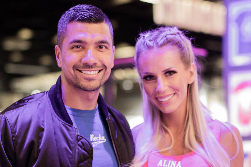 Julian Zietlow, Gründer und Chef von Rocka und BumBum, und seine Frau Alina Schulte im Hoff, Influencerin, stehen auf ihrem Messestand auf der Fitnessmesse Fibo.