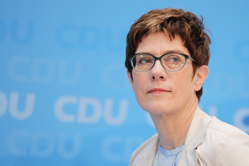 Neue Verteidigungsministerin berufen: AKK löst von der Leyen ab!
