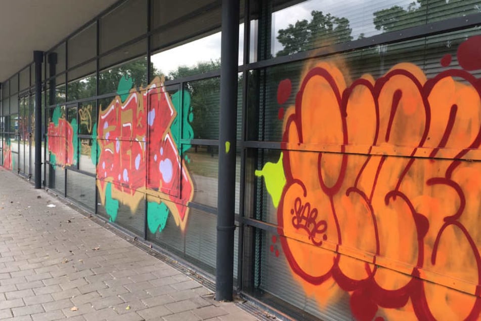 Am Donnerstagmorgen hatten Mitarbeiter die Schmierereien bemerkt.