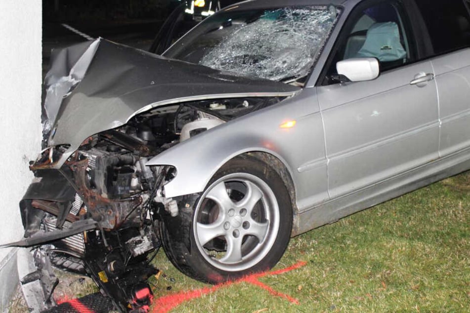 Das Foto der Polizei Rheinland-Pfalz zeigt den 3er BMW nach dem Unfall.