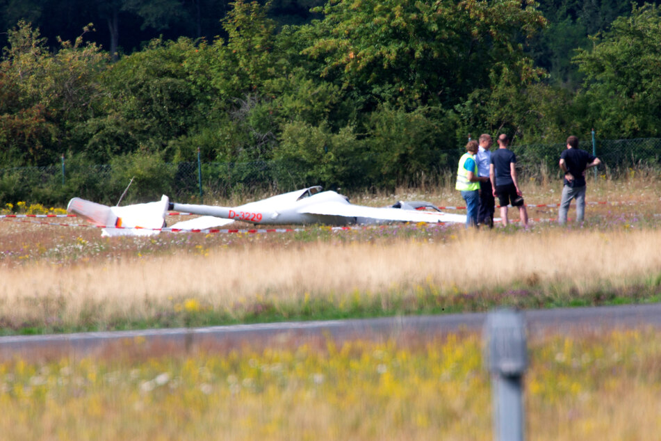 Eine 17 Jahre alte Segelfliegerin ist auf dem Flugplatz abgestürzt und schwer verletzt worden.