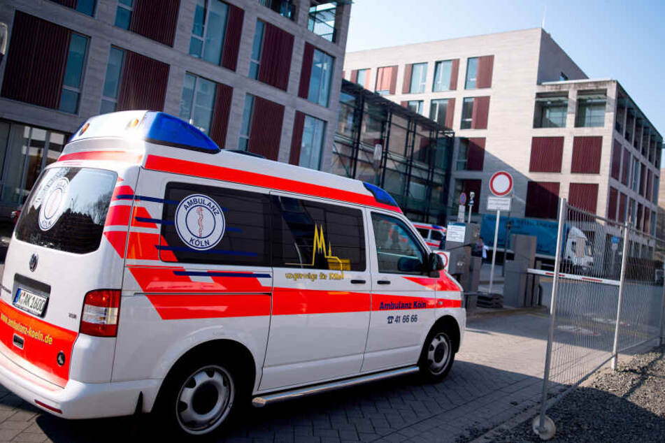 Ein Rettungswagen vor der Uniklinik in Köln.