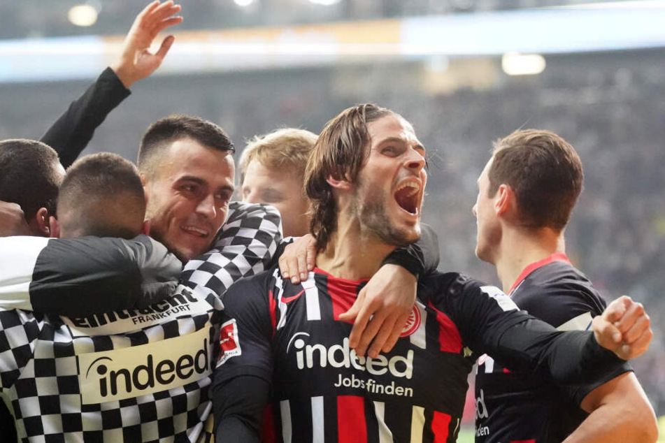 Totale Eintracht-Ekstase nach dem 2:0 durch Filip Kostic (3.v.l.), das von Goncalo Paciencia (2.v.r.) vorbereitet wurde.