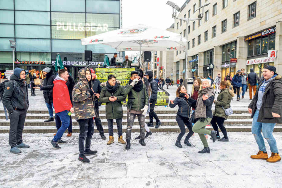 Trotz Bibberkälte: Einige "Prager"-Passanten ließen sich von der Mugge anstecken.