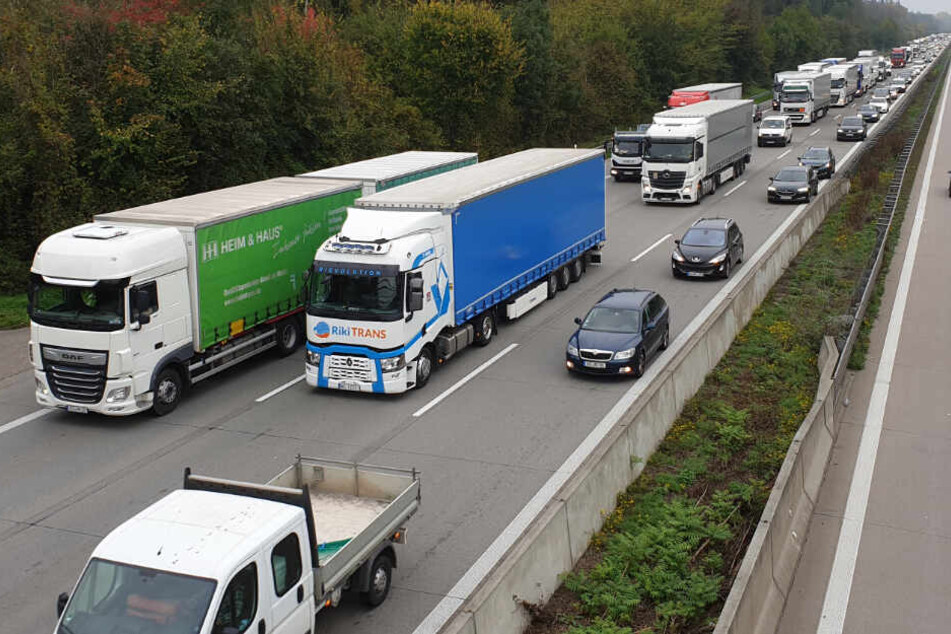 Gigantischer Stau auf der A8.