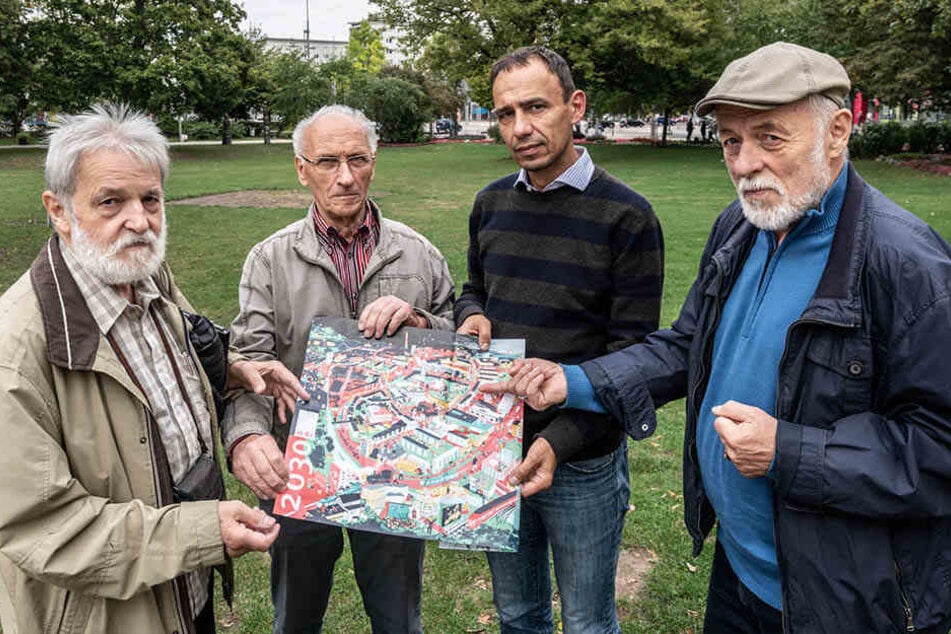 Die Mitglieder des Stadtforums Michael Backhaus (71, v.l.), Karl Richter (81), Frank Kotzerke (46) und Gert Rehn (75) protestierten gegen die Bebauungspläne.