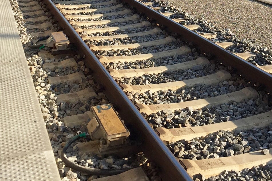 Passanten konnten den Mann (57) nach dessen Sturz glücklicherweise nur leicht verletzt von den Gleisen ziehen. (Symbolbild)