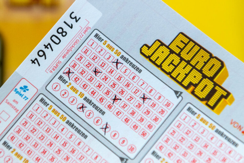 Ein Mann aus Großbritannien knackte den Euro-Jackpot. Er gewann 44 Millionen Euro.