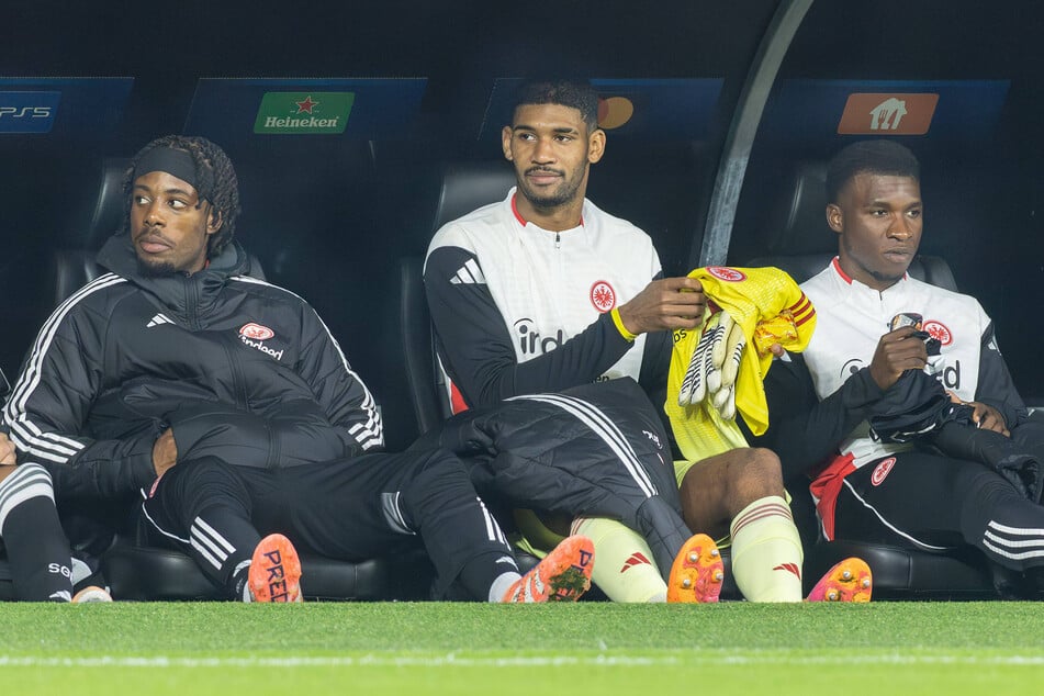 Vom Hoffnungsträger zwischen den Pfosten zum Bankdrücker: Kauã Santos (22, M.) sitzt bei Eintracht Frankfurt derzeit nur draußen.