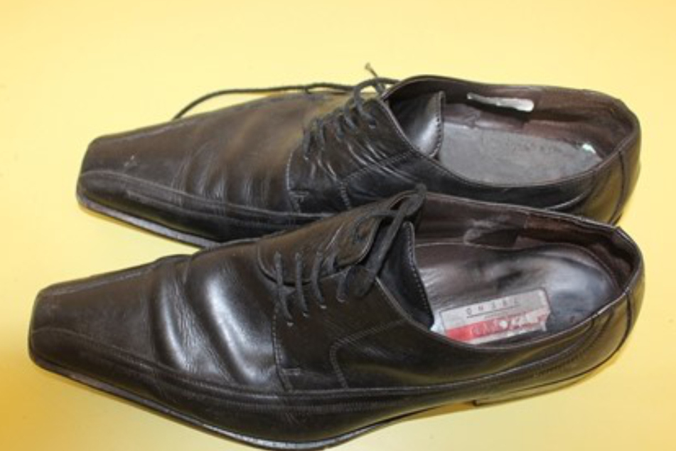 Die Lederschuhe der Marke Lloyd haben Größe 44,5.