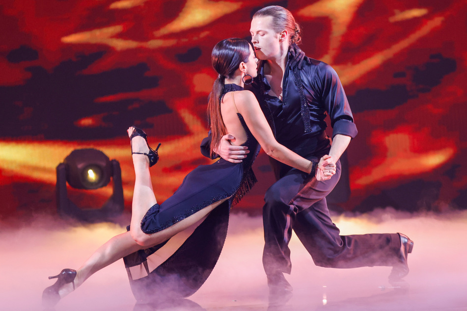 Gabriel Kelly (22) und Malika Dzumaev (33) gelten als die größten Favoriten auf den diesjährigen "Dancing Star"-Titel, müssen in der sechsten Show aber mit anderen Partnern antreten.