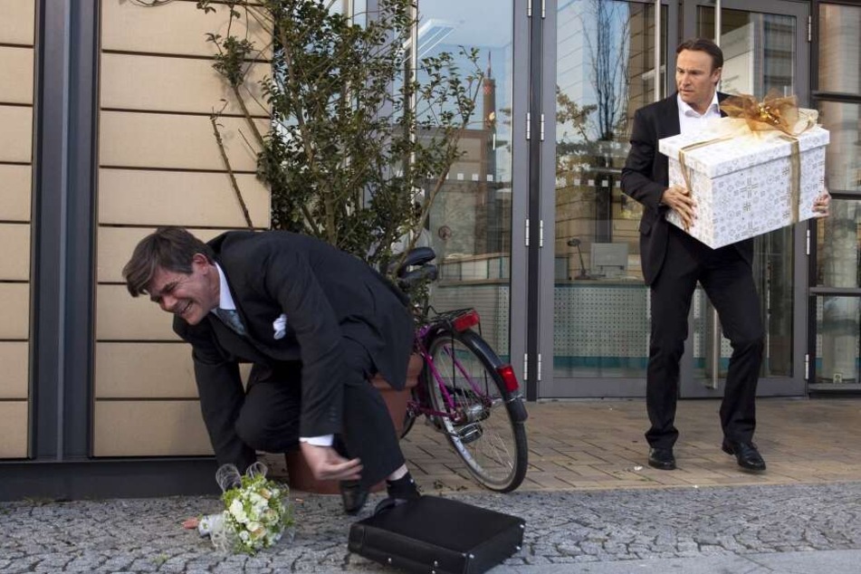 Der Standesbeamte Udo von Wackerstein bricht sich am Hochzeitstag bei einem Sturz das Handgelenk. Doch die OP dauert wegen einer weiteren Diagnose länger als gedacht.