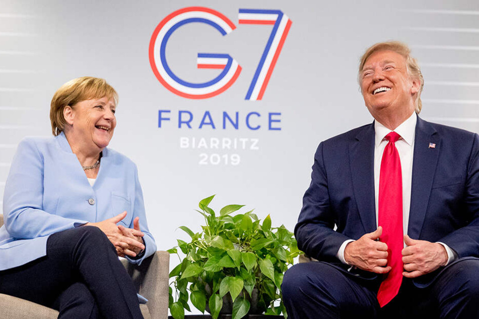 Bundeskanzlerin Angela Merkel (CDU) und Donald Trump, Präsident der USA, lachen zu Beginn der bilateralen Gespräche am Rande des G7-Gipfels in Biarritz.