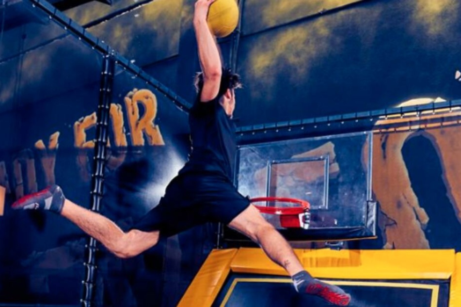 Auch Basketball kann in dem Jump-Park gespielt werden.